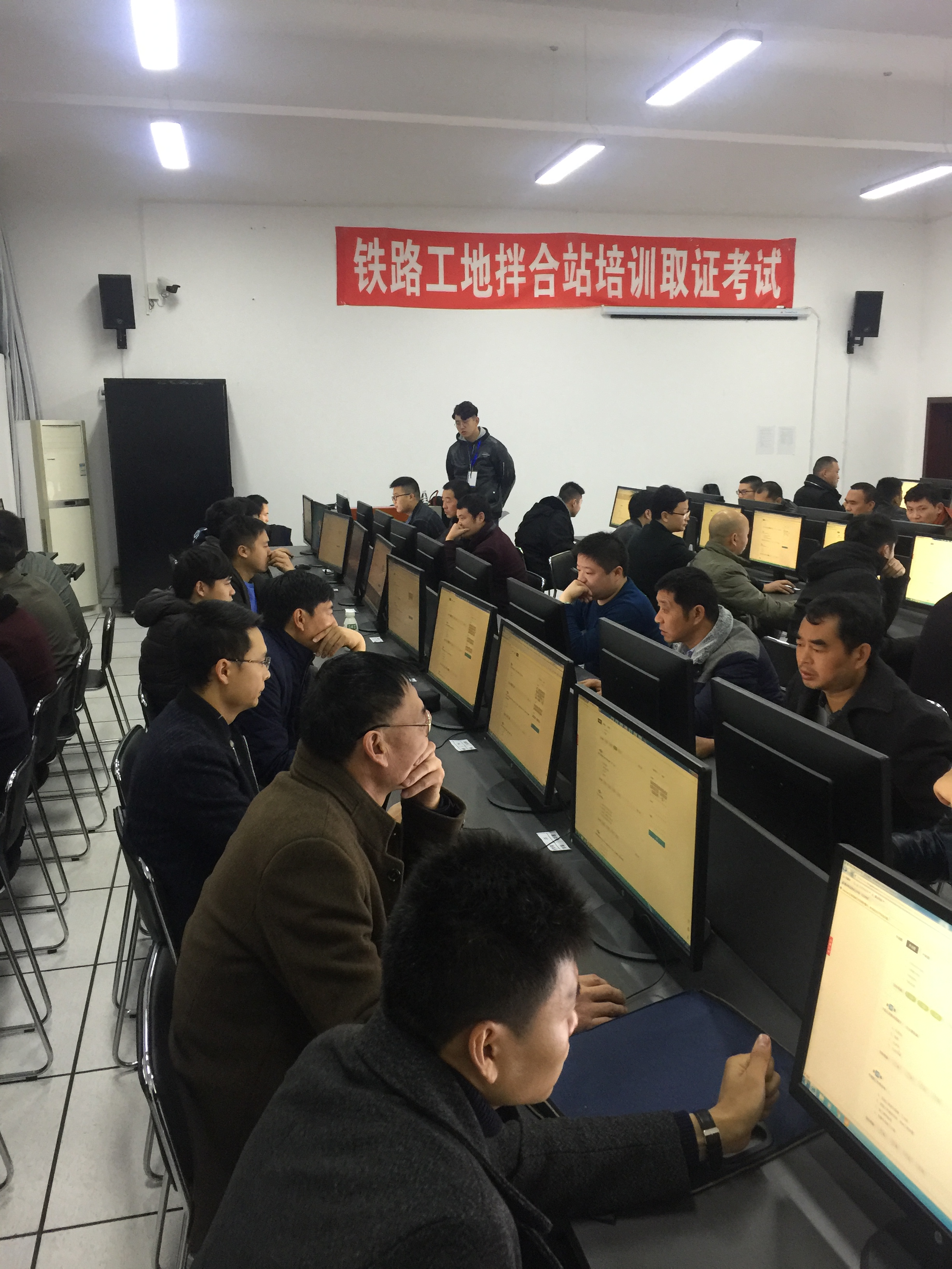 12月9日重庆考试有64位学员顺利拿到培训考试合格证书