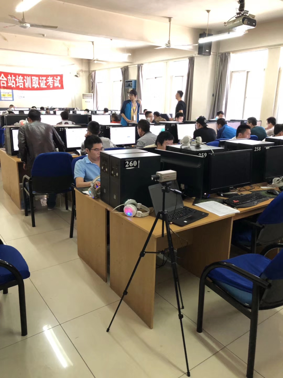 第七期铁路拌和站培训考试在西安建筑科技大学顺利举行